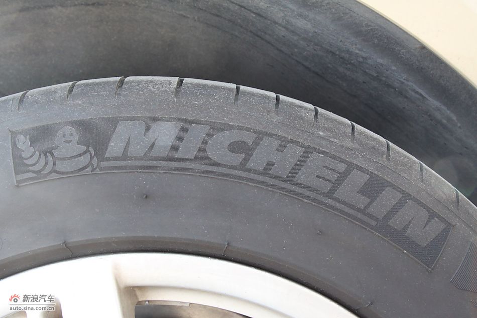 发动机、后备箱及悬挂