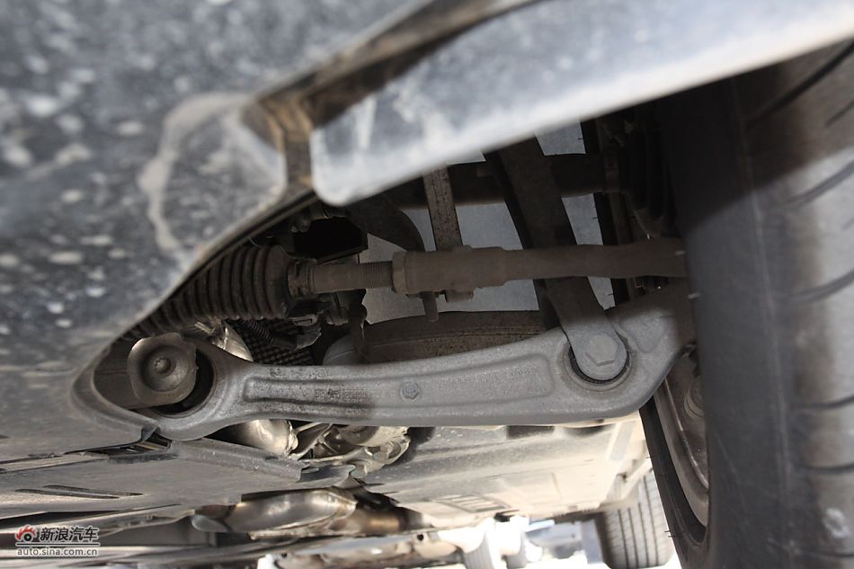 发动机、后备箱及悬挂