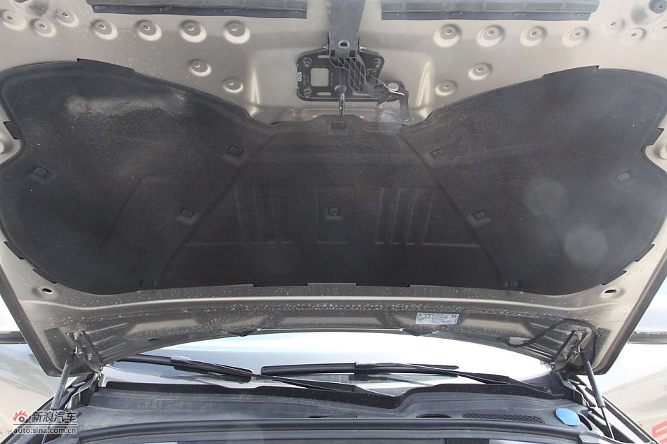 发动机、后备箱及悬挂