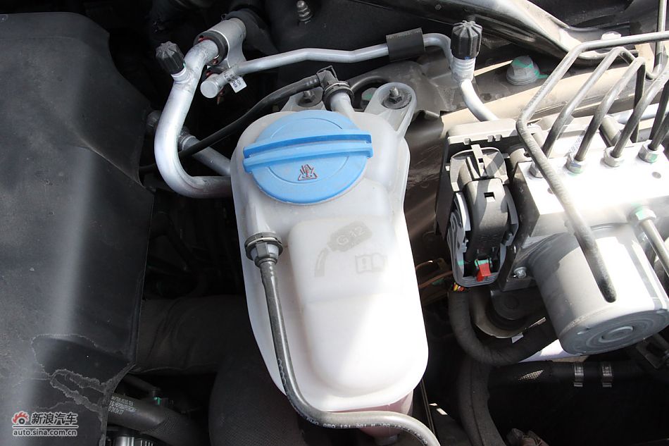 发动机、后备箱及悬挂