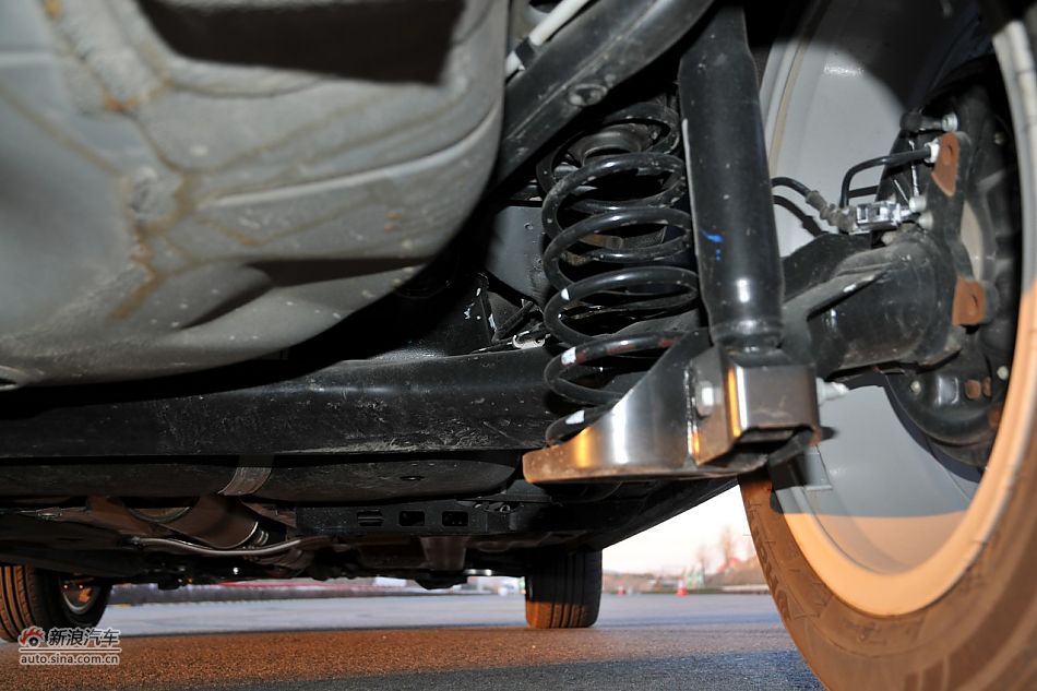 2011款POLO致酷版悬挂