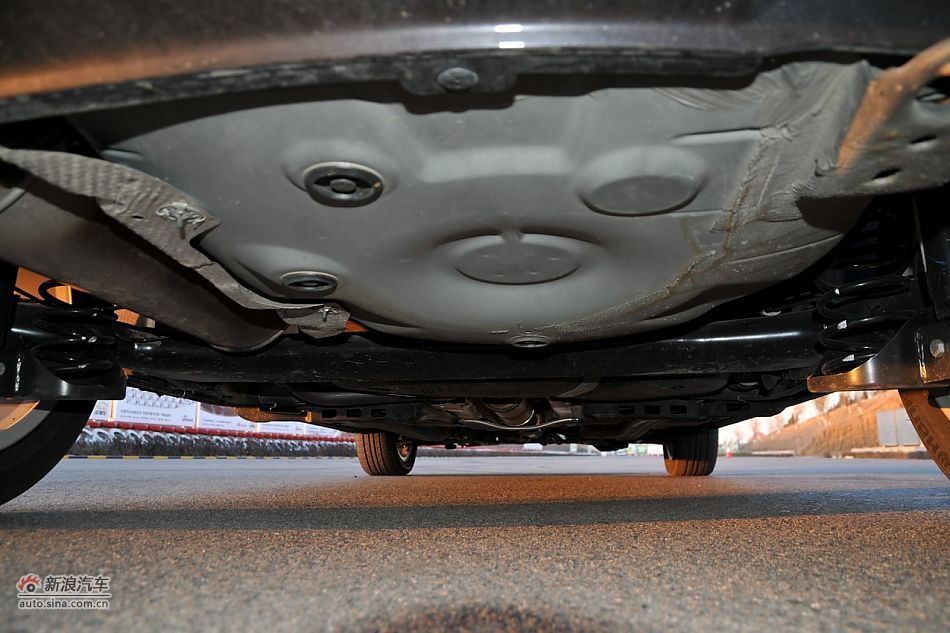 2011款POLO致酷版悬挂