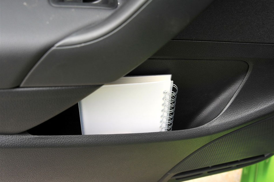 2014款 1.6L 自动豪华版 座椅空间