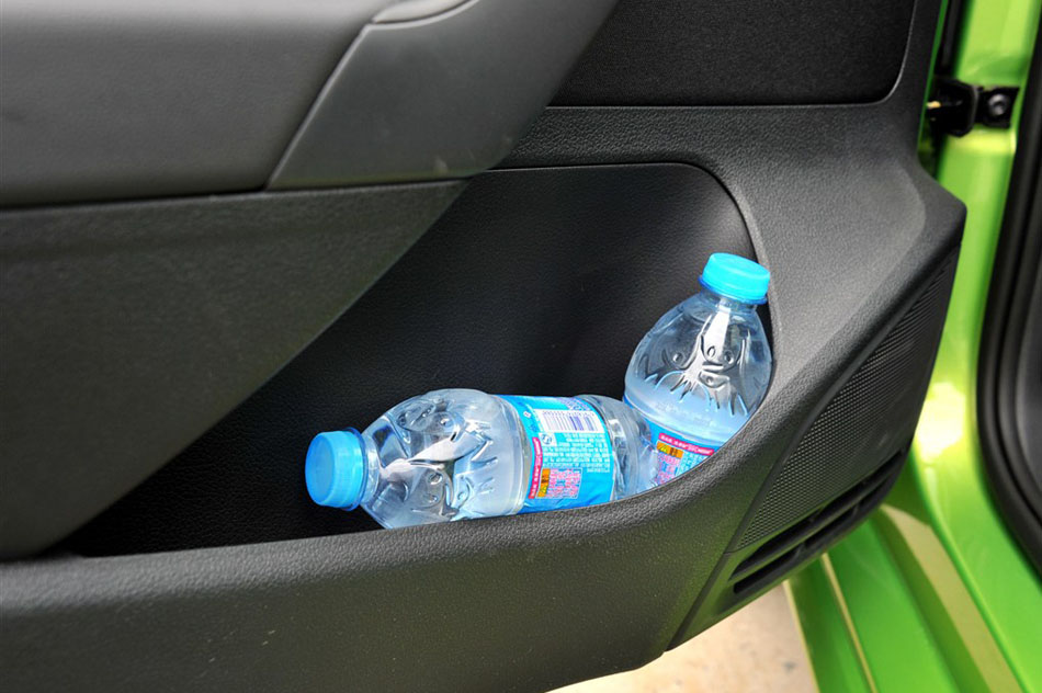 2014款 1.6L 自动豪华版 座椅空间