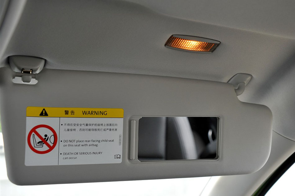 2014款 1.6L 自动豪华版 座椅空间