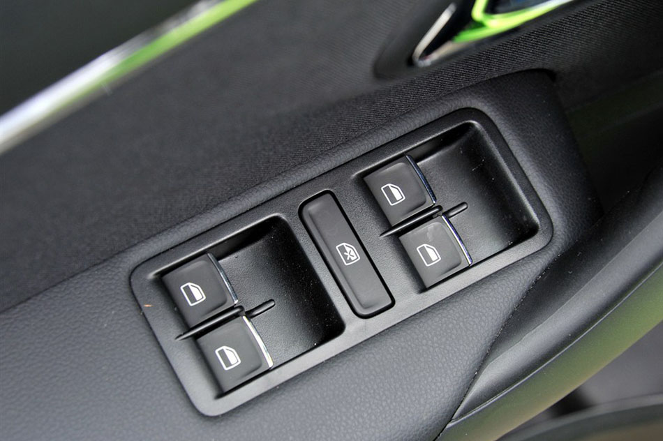 2014款 1.6L 自动豪华版 座椅空间