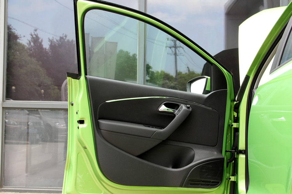 2014款 1.6L 自动豪华版 座椅空间