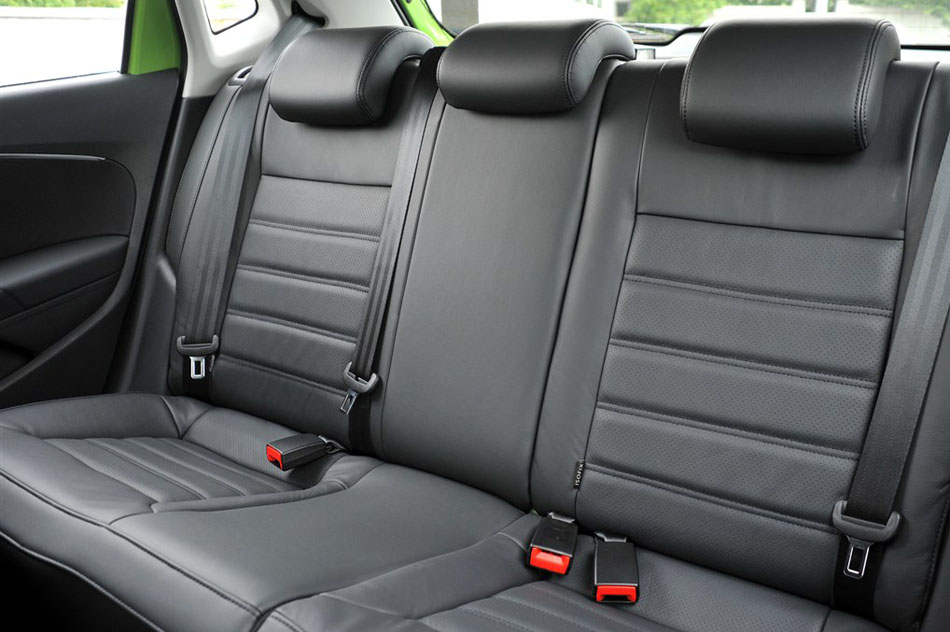 2014款 1.6L 自动豪华版 座椅空间