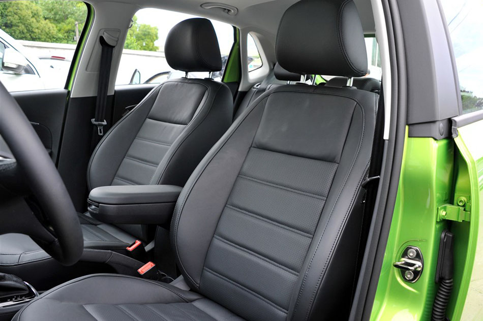 2014款 1.6L 自动豪华版 座椅空间