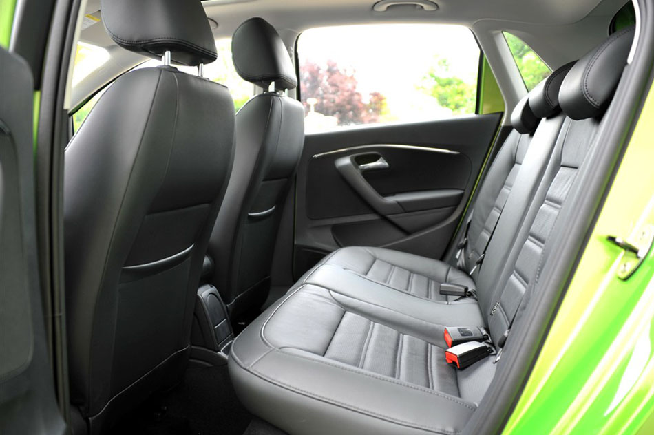 2014款 1.6L 自动豪华版 座椅空间