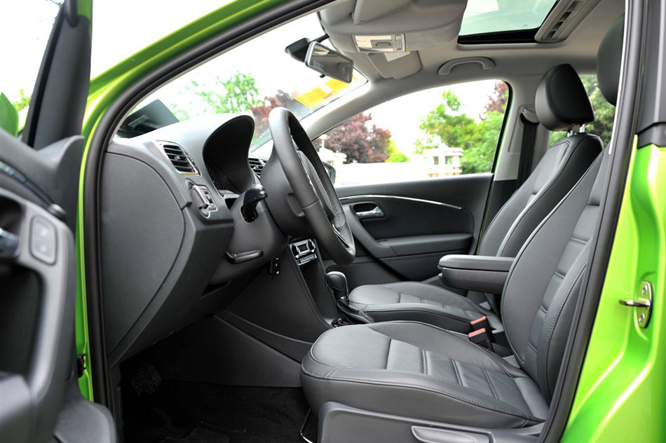 2014款 1.6L 自动豪华版 座椅空间