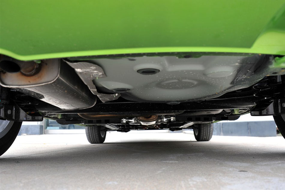 2014款 1.6L 自动豪华版 引擎底盘