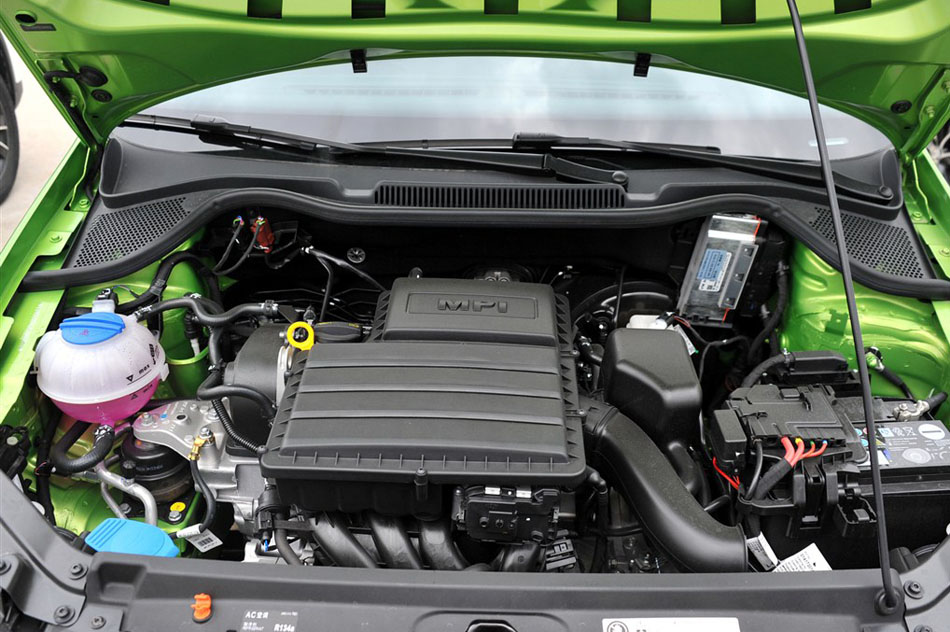 2014款 1.6L 自动豪华版 引擎底盘