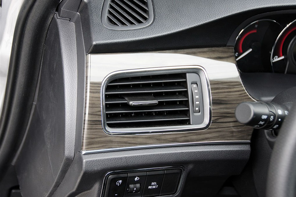 2014款 升级版 1.5T 手动时尚型 内饰