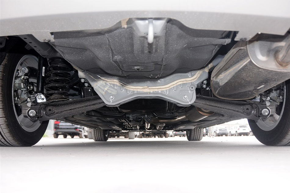 2014款 升级版 1.5T 手动时尚型 引擎底盘