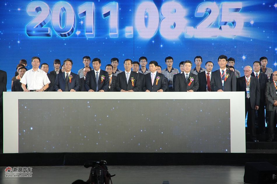 全球经销商代表、员工代表，及领导，启动新工厂