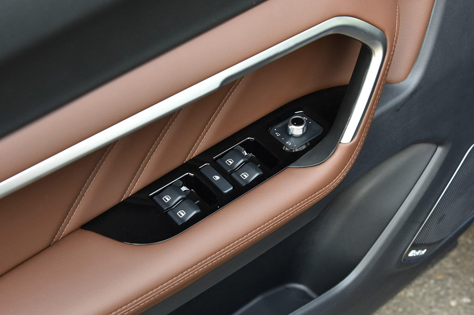 2018款 换代 红标 1.5T 自动超豪型 座椅空间