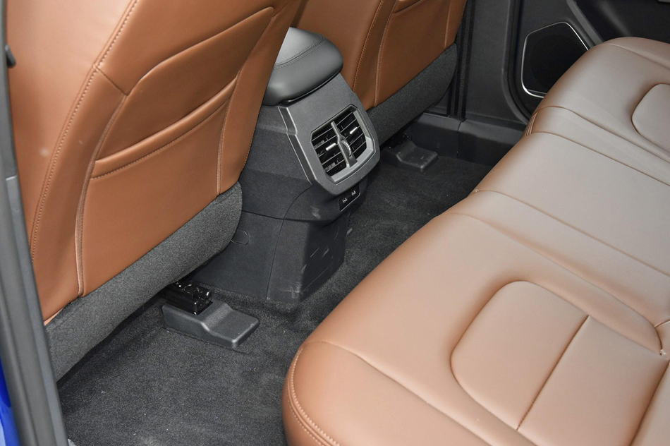 2018款 换代 红标 1.5T 自动超豪型 座椅空间