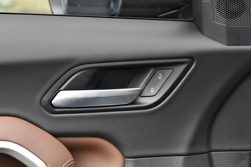 2018款 换代 红标 1.5T 自动超豪型 座椅空间