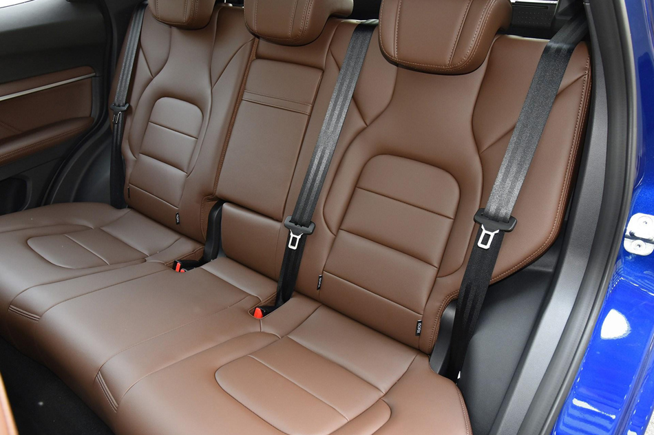 2018款 换代 红标 1.5T 自动超豪型 座椅空间