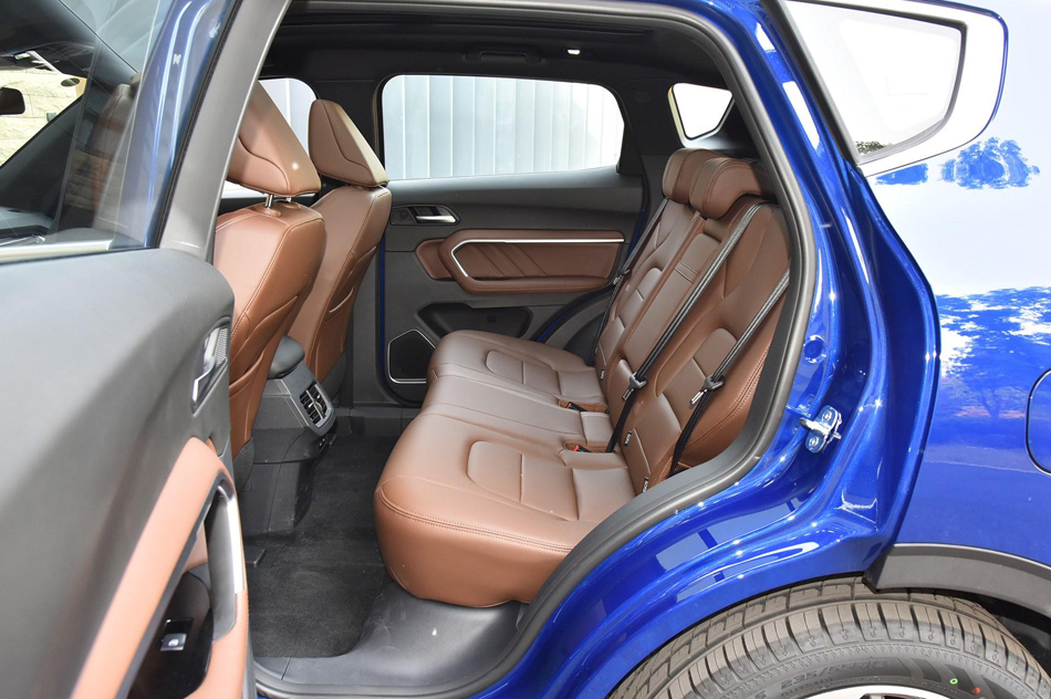 2018款 换代 红标 1.5T 自动超豪型 座椅空间