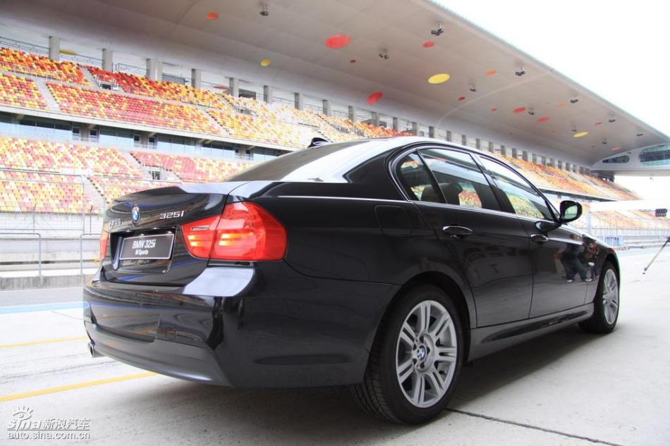 BMW 325i M运动型外观实拍图