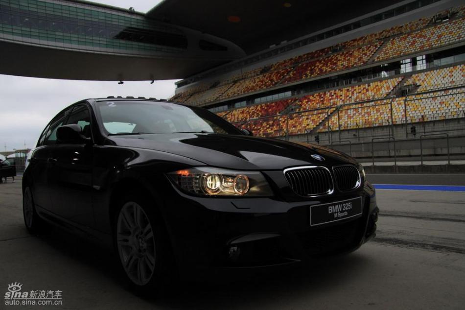 BMW 325i M运动型外观实拍图
