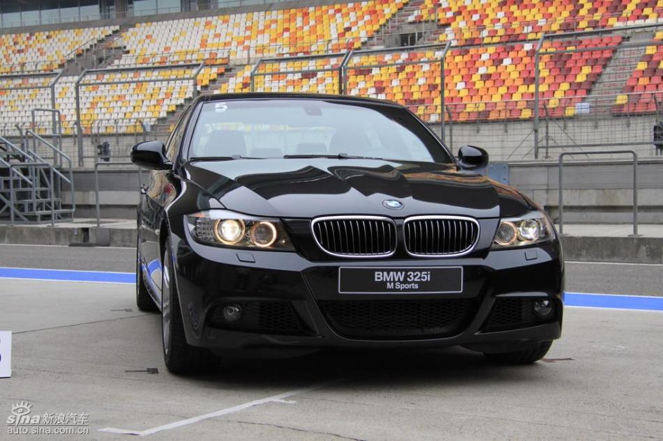 BMW 325i M运动型外观实拍图