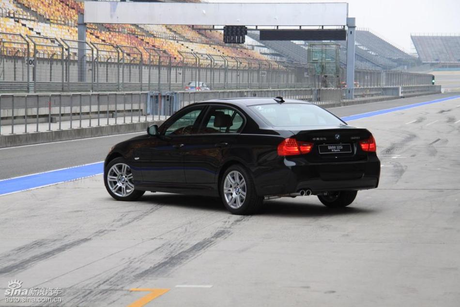 BMW 325i M运动型外观实拍图