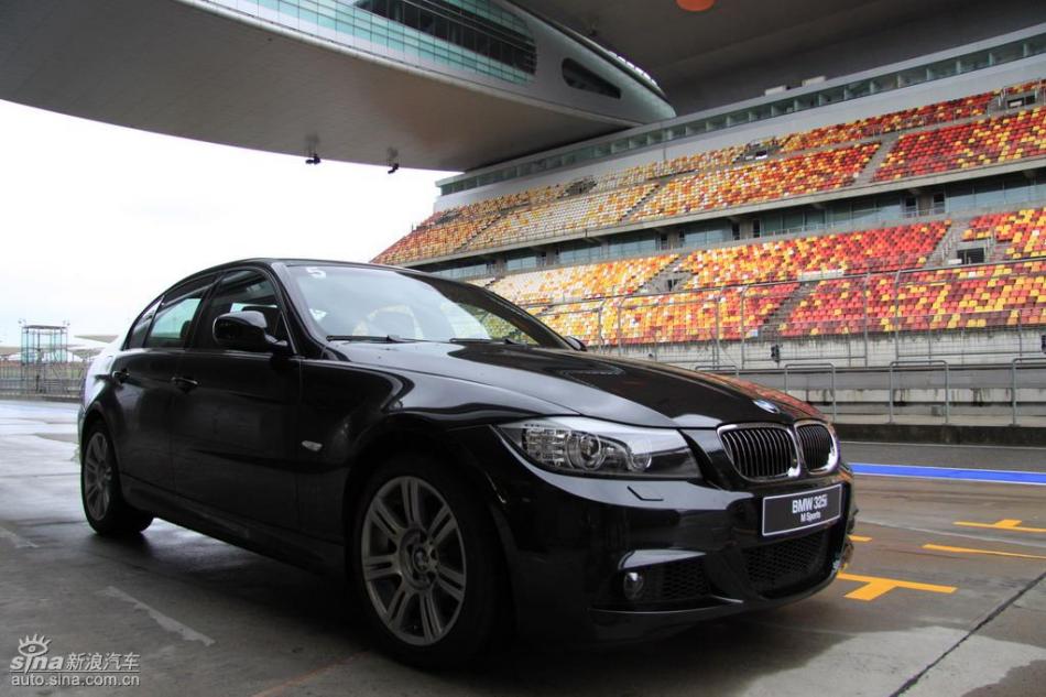 BMW 325i M运动型外观实拍图