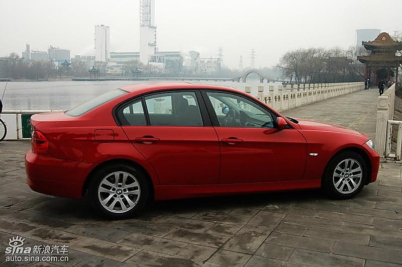 宝马320i手动挡外观