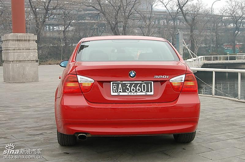 宝马320i手动挡外观