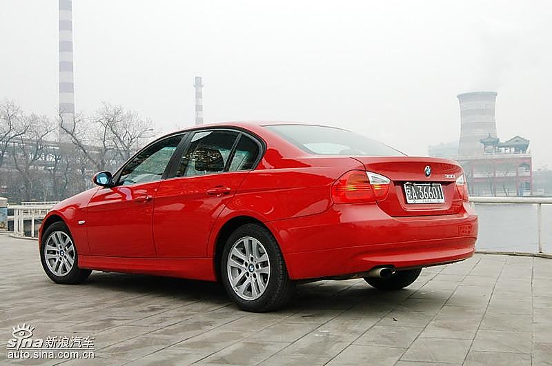 宝马320i手动挡外观