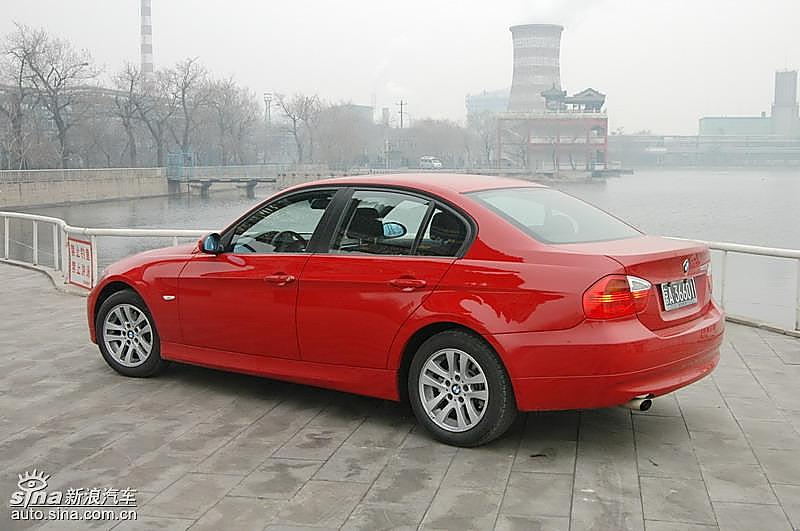 宝马320i手动挡外观