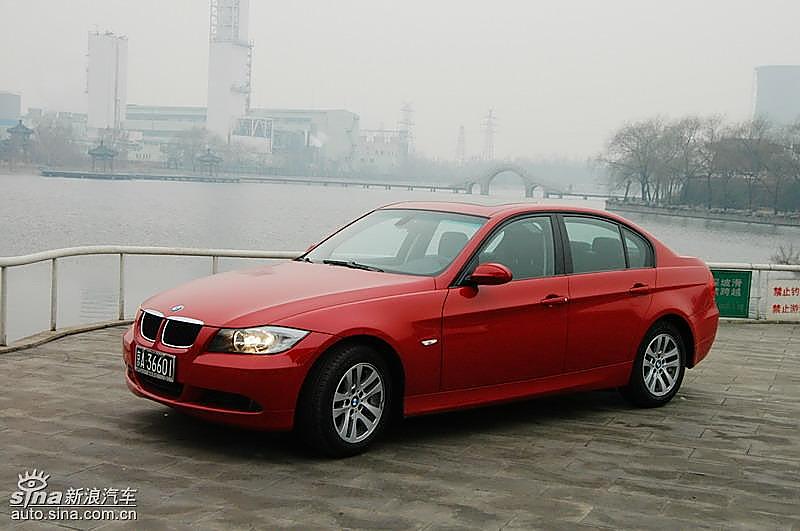 宝马320i手动挡外观