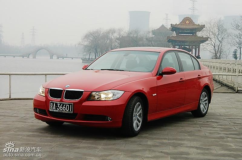 宝马320i手动挡外观