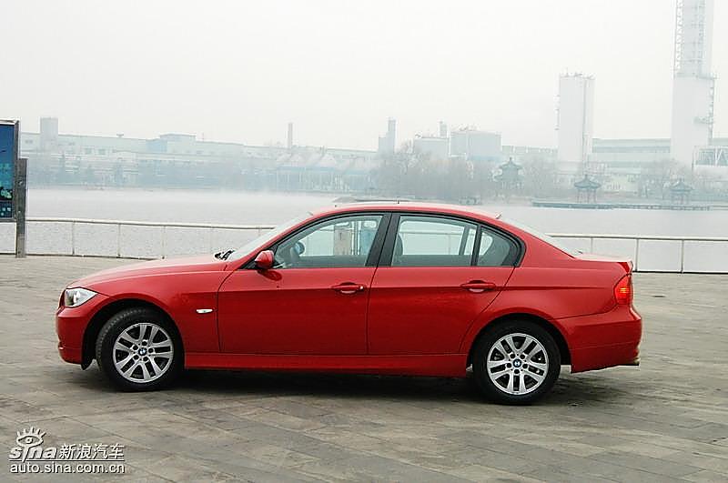 宝马320i手动挡外观