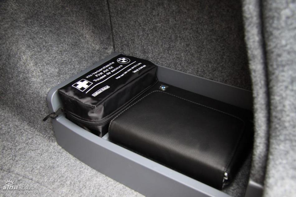 BMW 325i M运动型外观实拍图