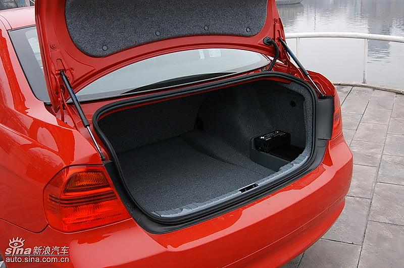 宝马320i手动挡外观
