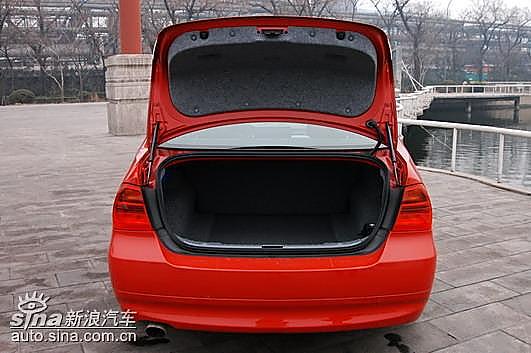 宝马320i手动挡外观