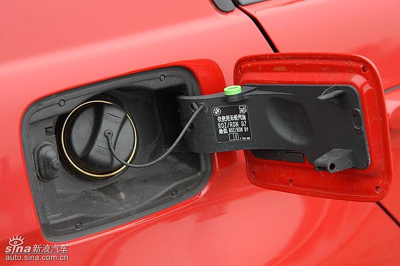 宝马320i手动挡外观