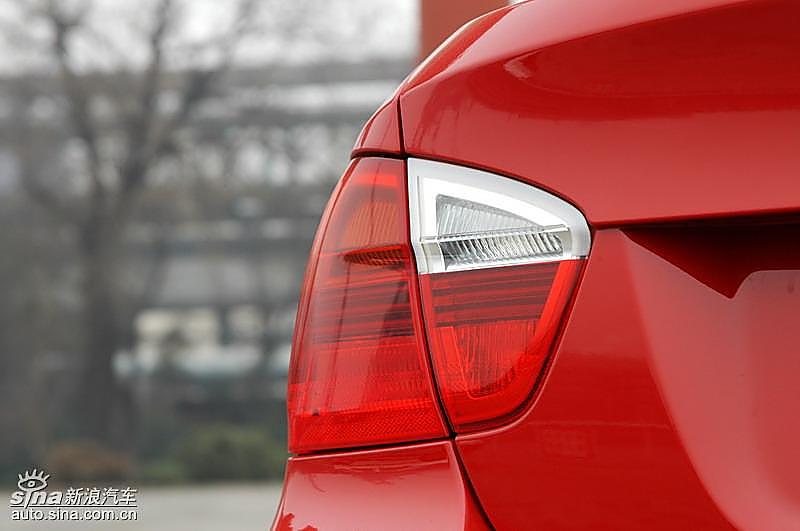 宝马320i手动挡外观