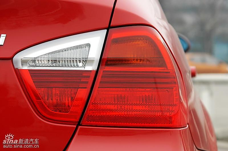 宝马320i手动挡外观