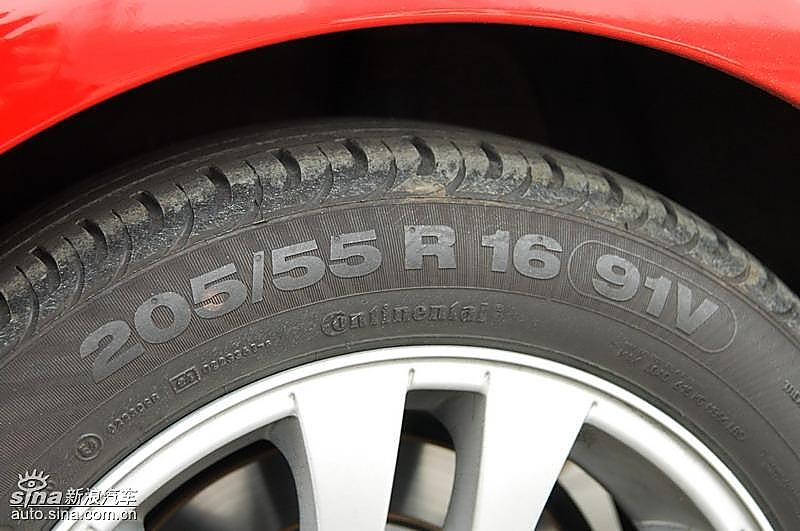 宝马320i手动挡外观