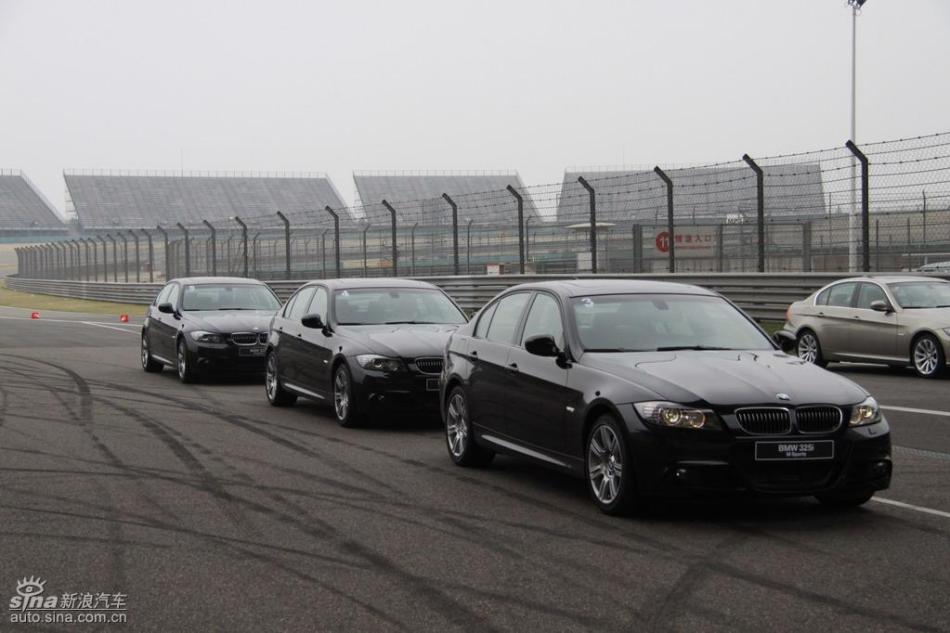 BMW 325i M运动型动态实拍图