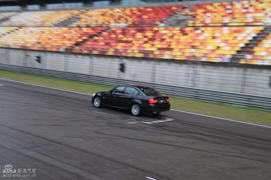 BMW 325i M运动型动态实拍图