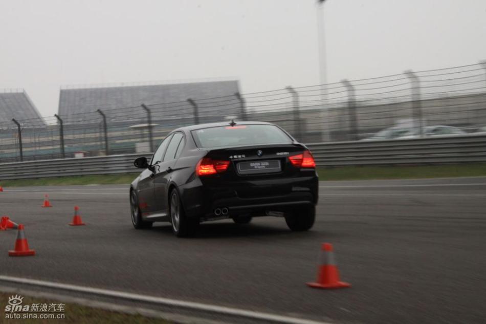BMW 325i M运动型动态实拍图