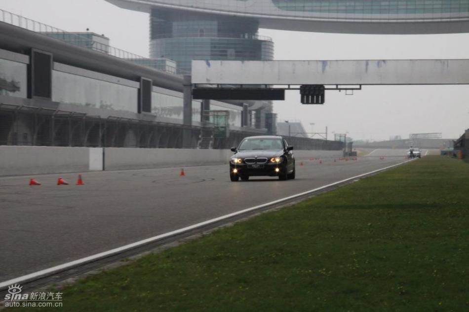 BMW 325i M运动型动态实拍图