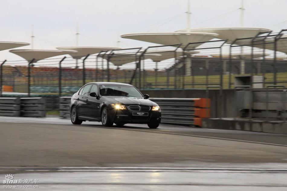 BMW 325i M运动型动态实拍图