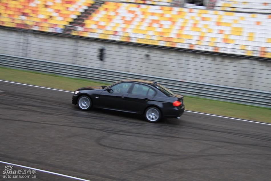 BMW 325i M运动型动态实拍图